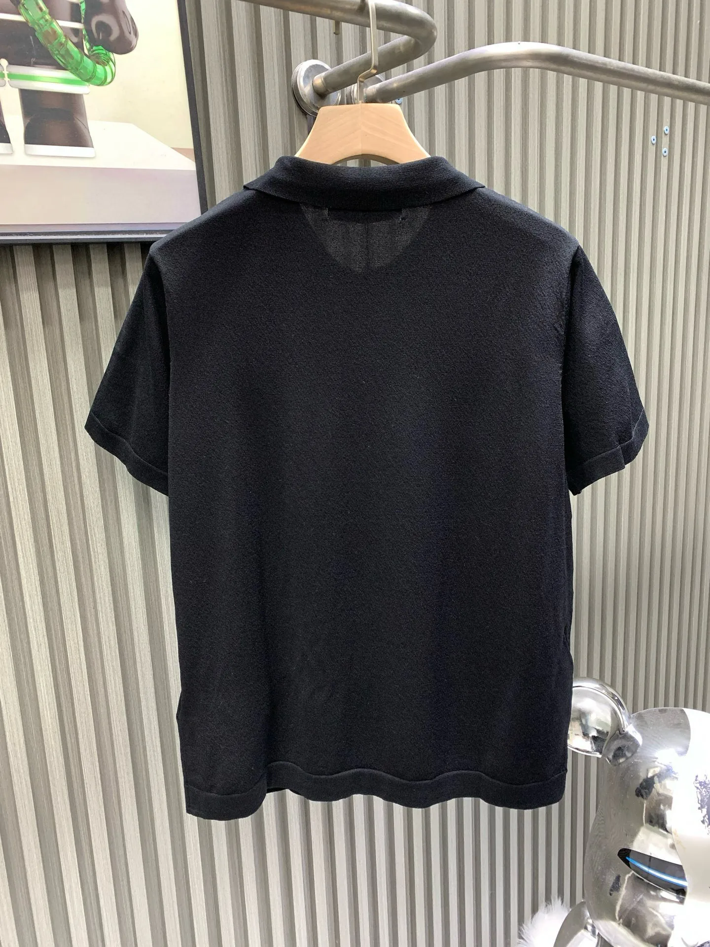 🅿️280 🀄️ Louis Vuitton Louis Vuitton 25SS new sailing ship logo embroidered short-sleeved T-shirt Smooth sailing spring and summer new short-sleeved design ceiling. It is said that big brands like to play with logos, but they really play with logos. There are also very few luxury designers who make designs. The new model pays tribute to the bustling ports of the transatlantic voyage. The sailboat is used as embroidery to form the whole effect. Injecting seasonal elements into the classic straight tailoring Create a casual daily choice. It is extremely skin-friendly and comfortable. It feels very delicate to the touch. The texture is very good. It is very heavy-duty. The shape is invincible and slimming. It is very fashionable to match it casually. The upper body effect is amazing. Give it to me.